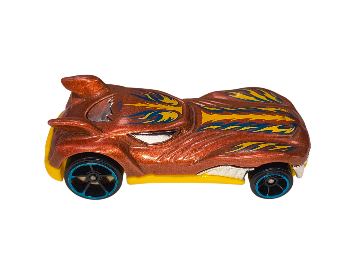 2014 Hot Wheels #67 Howlin' Heat Metalflake Copper HW City Medieval Rides