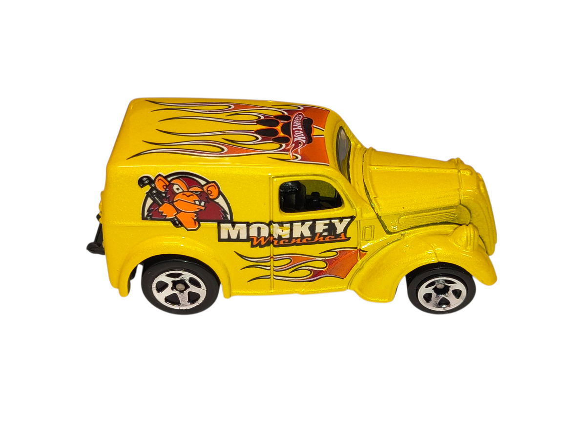 2005 Hot Wheels #85 Asphalt Jungle 5/5 Anglia Panel Yellow Monkey Wrench