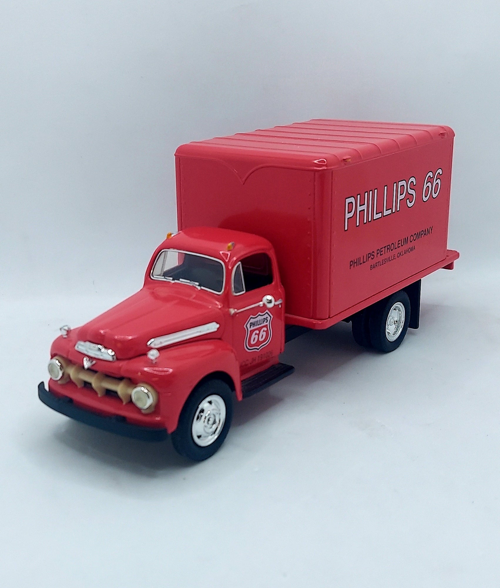 1992 First Gear 1951 Ford F-6 Phillips 66 Dry Good Van 1/34 Scale image 2