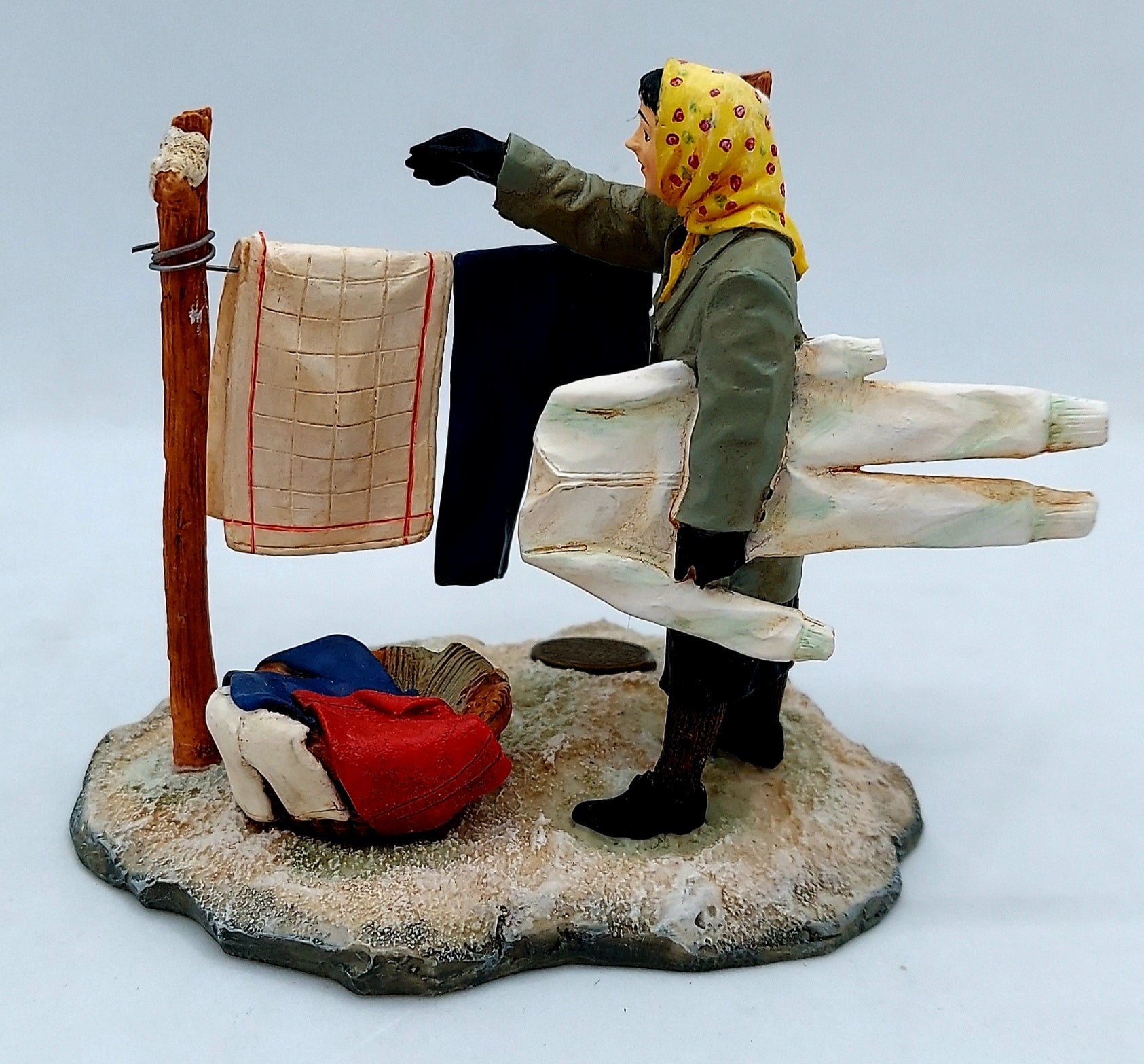 1999 The Saturday Evening Post Frozen Laundry / Frozen Clothes Figurines