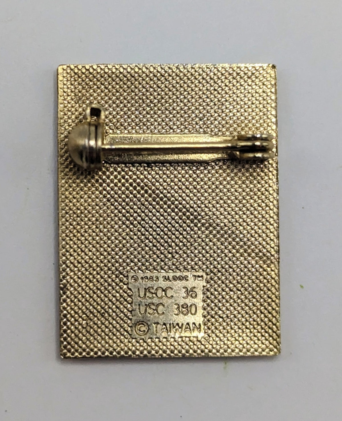 1983 Los Angeles Sports Illustrated Olympic Rings Gold Tone Enamel Lapel Pin image 2